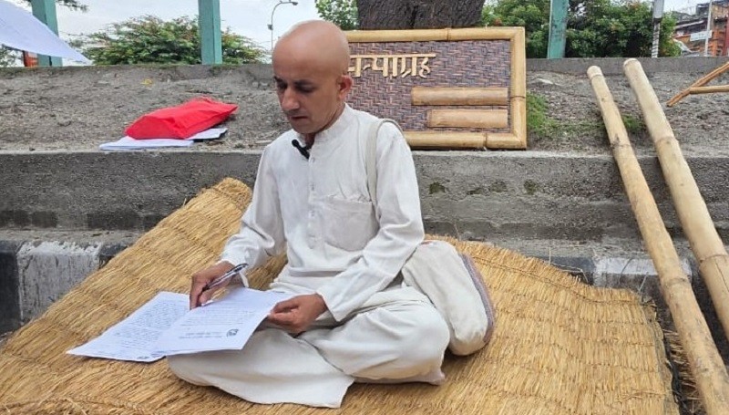 बाँस प्रवर्द्धनमा जुट्नुभएका नगर प्रमुख सत्याग्रहमा   